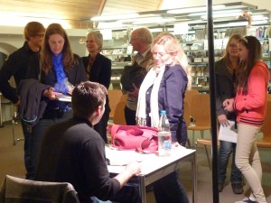 Andreas Neeser in der Bibliothek