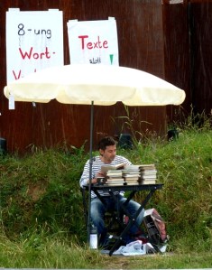 Dorfschreiber_liest im Kreisel