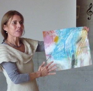 Versteigerung_3, Marianne erklärt stehend